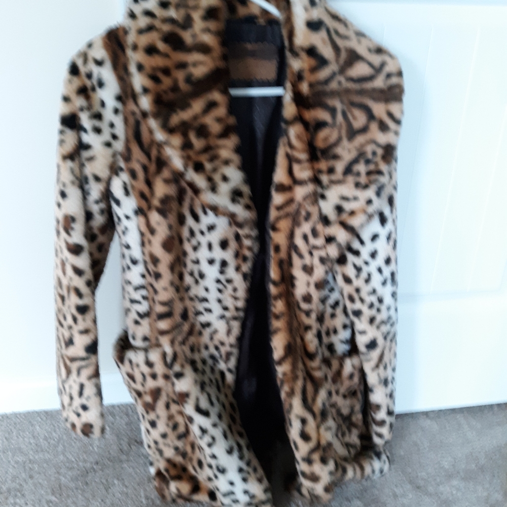 Gorgeous Soft Guess Faux Fur Coat. Med